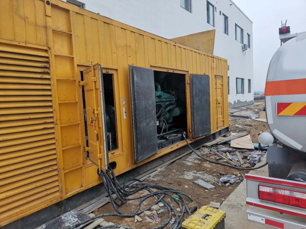 泗水如何在发电机出租合同中约定设备的维修和保养责任？