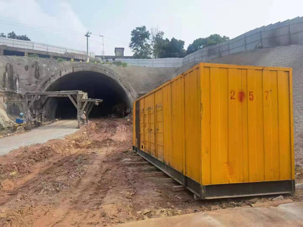 泗水发电机出租自启装置的工作原理是什么？